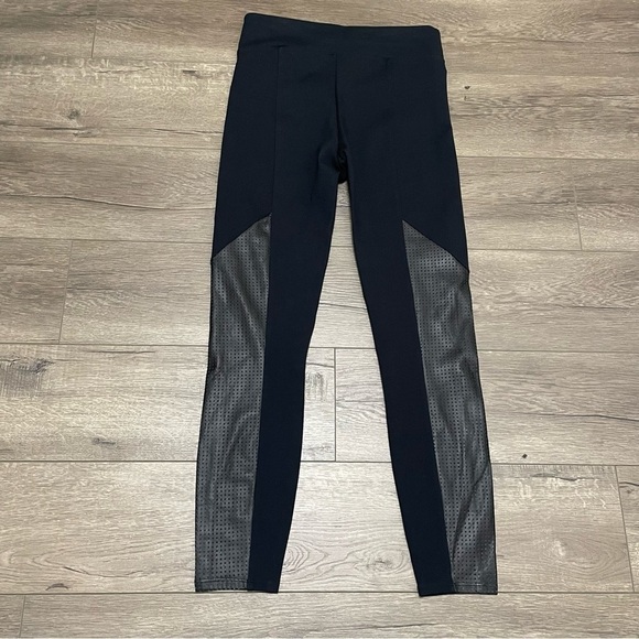 Spanx Perforated Faux Leather Panel Legging Very Black sz M - Picture 9 of 11